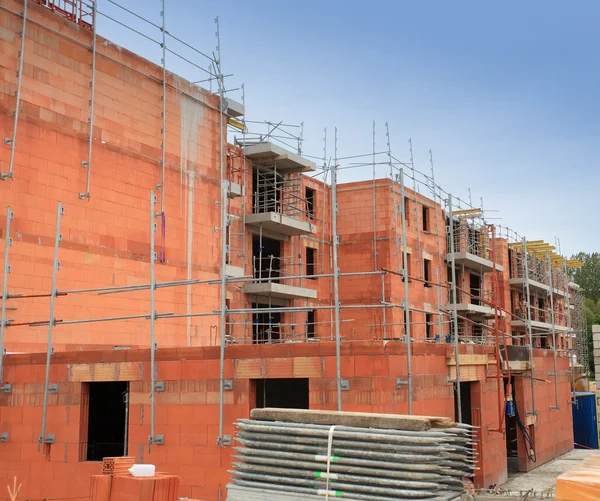 Edificio residenziale in costruzione in mattoni rossi — Foto Stock