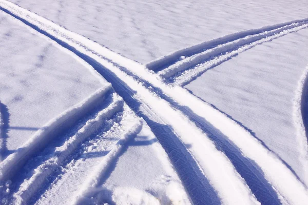 Следы шин на снегу зимой — стоковое фото