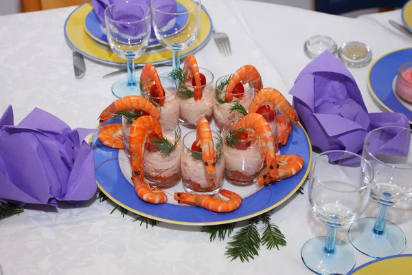 Plato de camarones y mousse de salmón en vasos — Foto de Stock