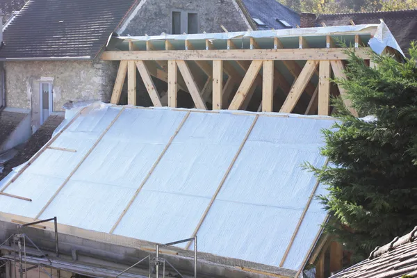 Stavba dřevěného rámu střechy — Stock fotografie