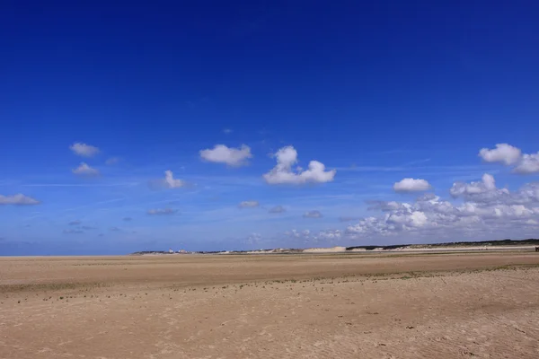 海の景色とフランスのオパール海岸の低潮のビーチ — ストック写真