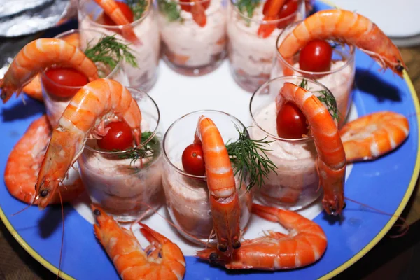 Teller mit Garnelen und Lachsmousse in Gläsern — Stockfoto