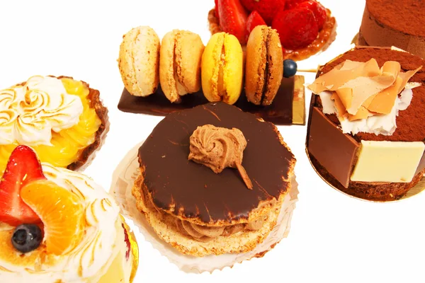 Assortiment van kleine cakes op een witte achtergrond — Stockfoto