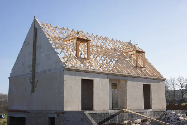 Casa in costruzione con la struttura del tetto in legno — Foto Stock