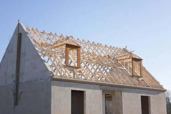 Dům ve výstavbě a střešní konstrukce ze dřeva — Stock fotografie