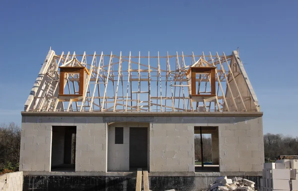 木製の屋根構造と建設中の家 — ストック写真