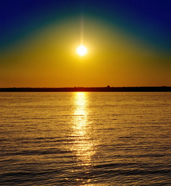 良い川に沈む夕日 — ストック写真