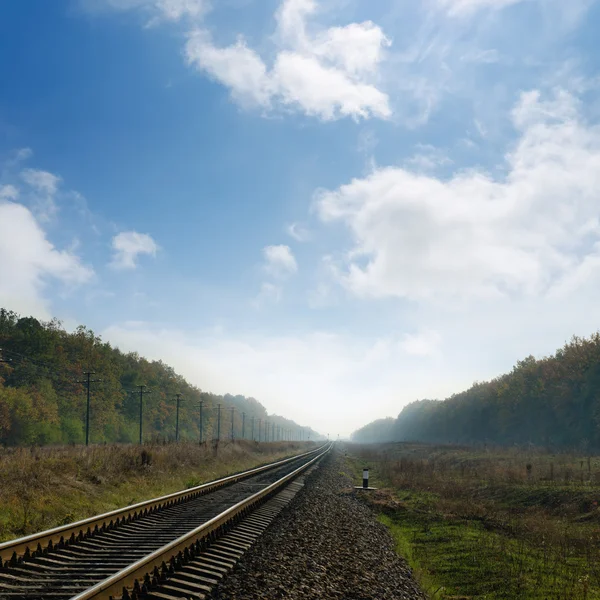 Estrada de ferro no nevoeiro ao horizonte — Fotografia de Stock