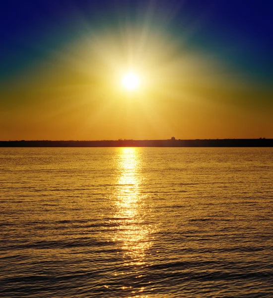 Bom pôr do sol sobre o rio — Fotografia de Stock