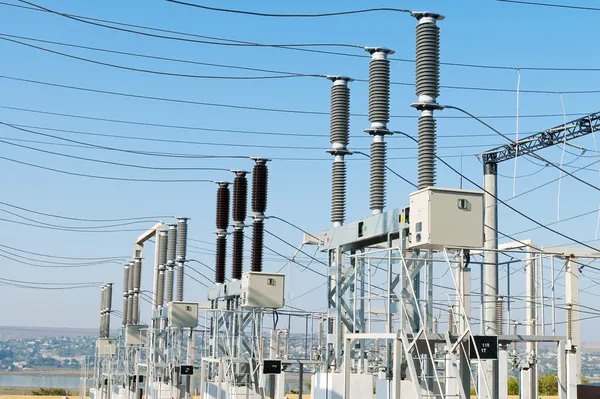Algemeen beeld aan hoog-voltage onderstation — Stockfoto