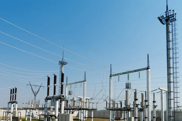 Algemeen beeld aan hoog-voltage onderstation — Stockfoto