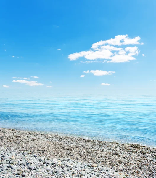 Pierres sur la plage, la mer et le ciel bleu. Crimée, Ukraine — Photo