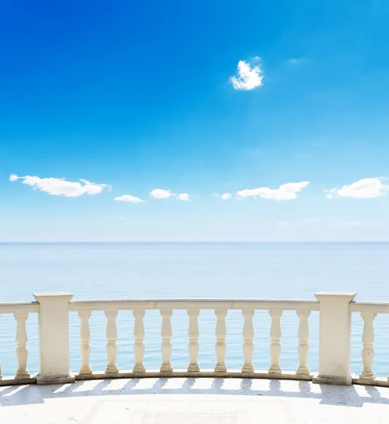 Вид на море з готельної тераси — стокове фото