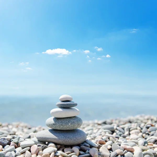 Stapel von Zen-Steinen über dem Meer und Wolken Hintergrund — Stockfoto