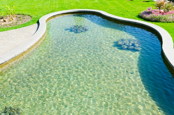 Vatten pool i park — Stockfoto