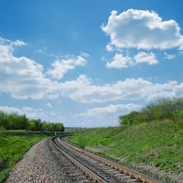 Yeşil manzara ufuk tren gider — Stok fotoğraf
