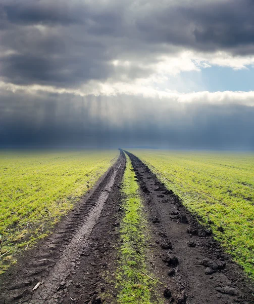 Estrada suja para horizonte nublado — Fotografia de Stock