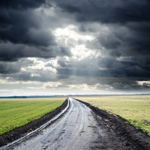 Dirty road to cloudy horizon. rain before — Stock Photo, Image
