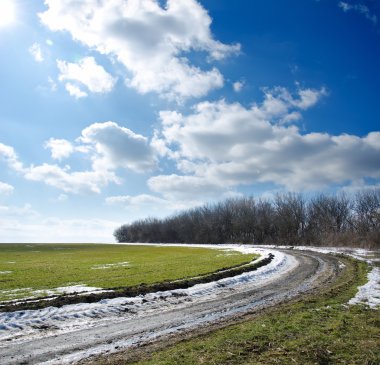 Bahar yol bulutlu gökyüzü altında