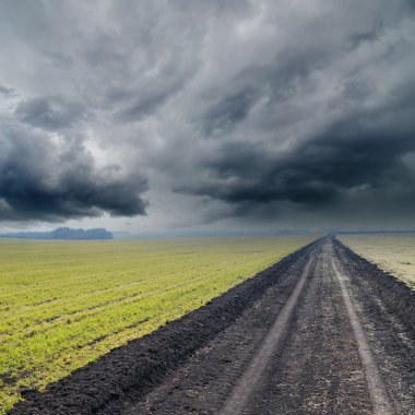 dramatik gökyüzü altında kirli yolu. önce yağmur