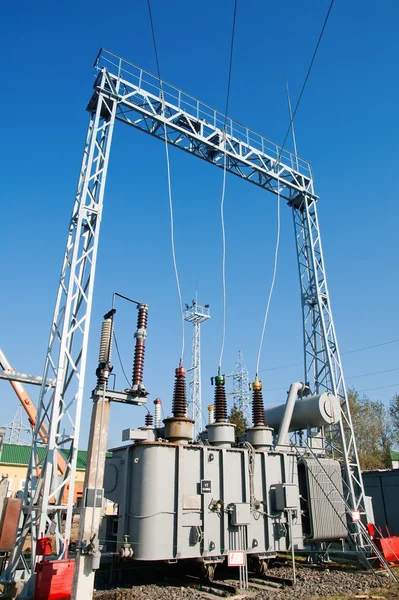 Transformator am Hochspannungskraftwerk — Stockfoto