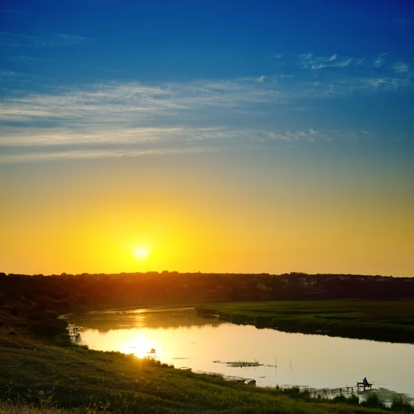 Nehir üzerinde güzel günbatımı — Stok fotoğraf