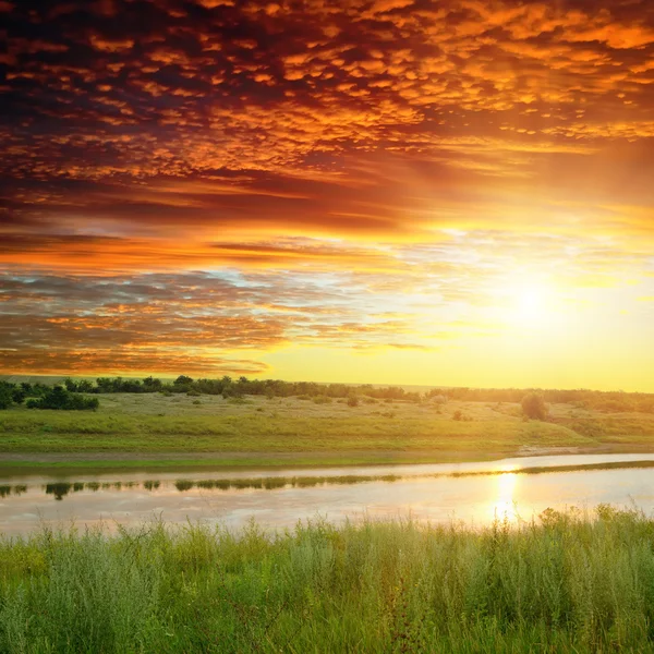 Pôr do sol vermelho sobre o rio — Fotografia de Stock