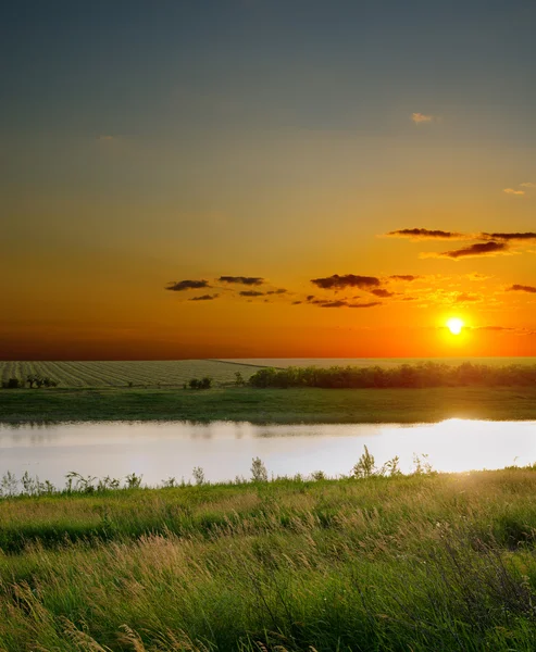 Добрий захід сонця над річкою — стокове фото