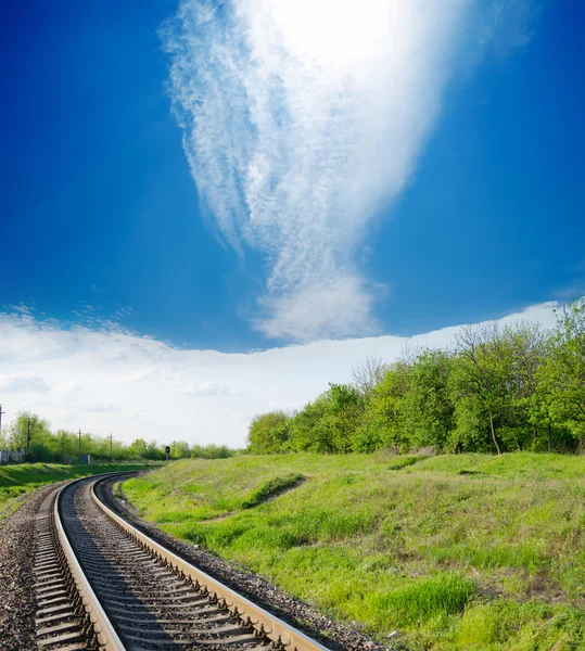 Železniční jde do obzoru v zelené krajině — Stock fotografie