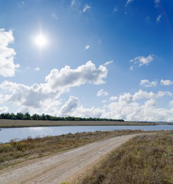 kırsal yol ve o Nehri üzerinde bulutlu gökyüzü güneş