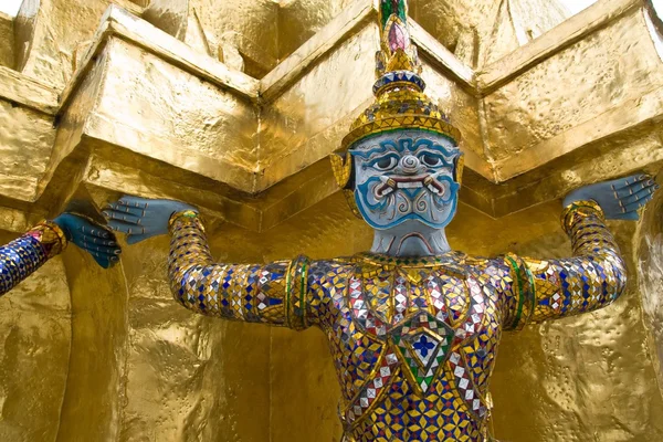 Статуя хранителя в Ват Пхра-Кеу . — стоковое фото