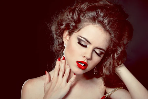 Primo piano di labbra di donna con rossetto rosso lucido e unghie — Foto Stock