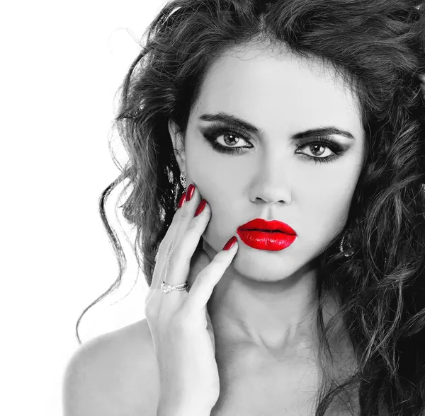 Μόδα όμορφη γυναίκα με κόκκινα χείλη, μακιγιάζ και μπούκλα τρίχες. c — Φωτογραφία Αρχείου
