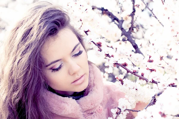 Hermosa chica de primavera con flores, al aire libre — Foto de Stock
