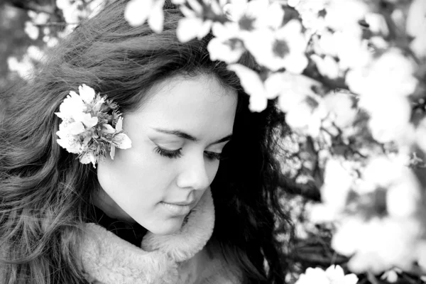 Beautiful Spring Girl with flowers, black and white outdoors — Stock Photo, Image