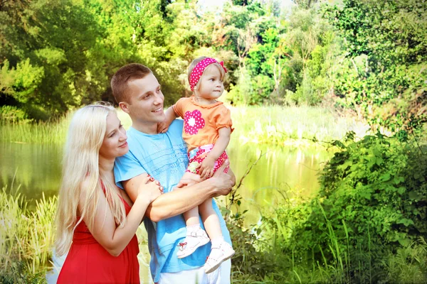 Gelukkige familie plezier buitenshuis, op zoek in gelukkige toekomst — Stockfoto