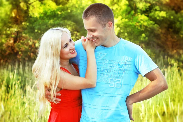 Vértes portréja boldog pár élvezi a nyaralás a szabadban — Stock Fotó