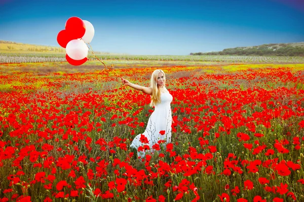 Retrato de mujer romántica en el campo de amapola en vestido blanco —  Fotos de Stock