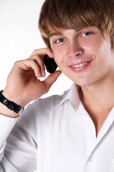Счастливый улыбающийся мужчина разговаривает по мобильному телефону — стоковое фото
