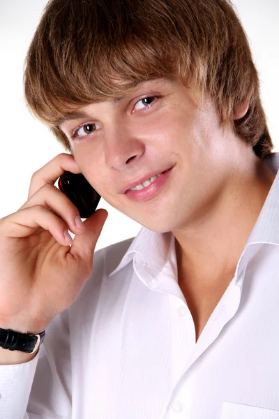Hezký mladý muž pomocí mobilního telefonu — Stock fotografie