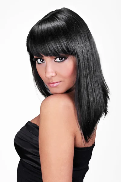 Портрет красивой молодой женщины с прямыми черными волосами — стоковое фото