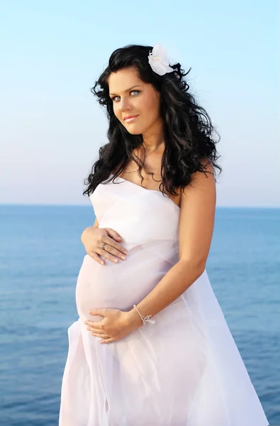 Retrato de una hermosa mujer embarazada en chal de gasa blanco —  Fotos de Stock