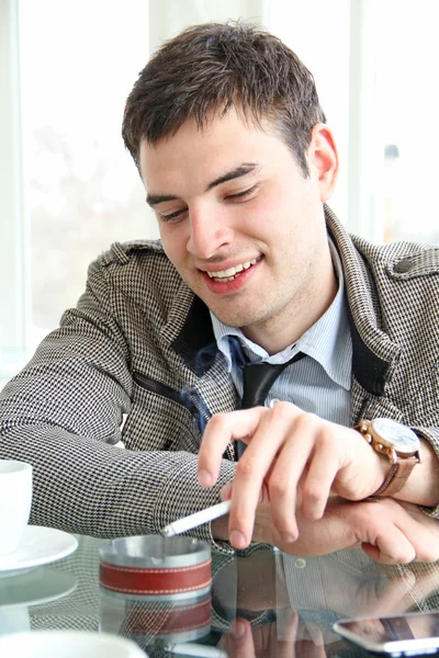Närbild av en lycklig ung affärsman med kopia-utrymme — Stockfoto