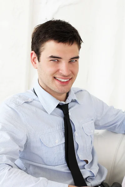 Glücklich lächelnder Geschäftsmann entspannt sich mit Copyspace — Stockfoto