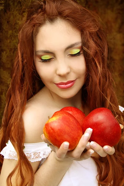 Retrato de una joven hermosa mujer con manzanas rojas. Suave soleado c —  Fotos de Stock