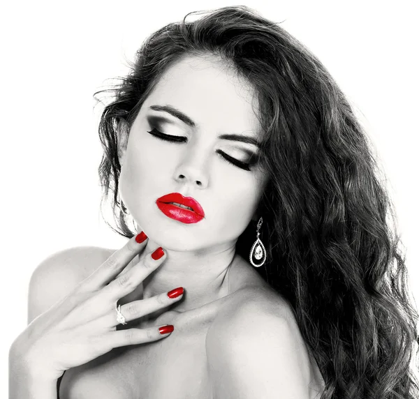 Σέξι κορίτσι με τα κόκκινα χείλη, μαύρο και άσπρο πορτρέτο — Φωτογραφία Αρχείου