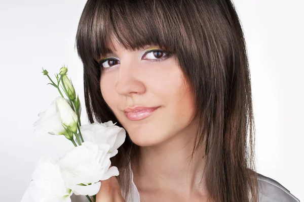 Portret van een mooi vrouwelijk model op witte achtergrond — Stockfoto