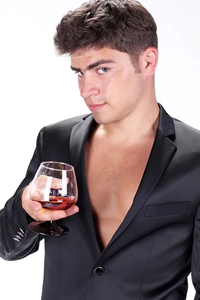 Man met glas cognac op witte achtergrond — Stockfoto