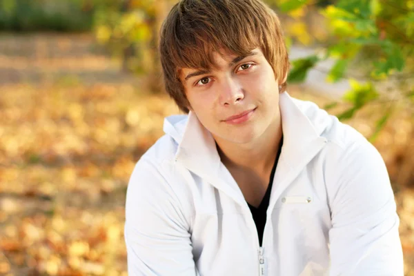 Portrait of attractive young man outdoors, looking at camera — Stock Photo, Image