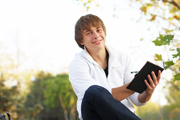 Closeup de um jovem feliz ao ar livre retrato — Fotografia de Stock